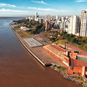 Vista aérea de Parque España y Río Paraná
