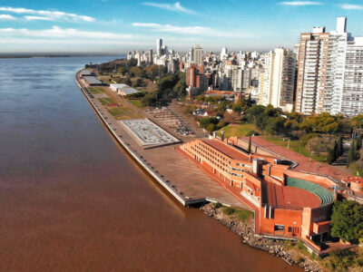 Vista aérea de Parque España y Río Paraná
